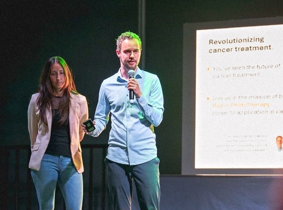 Lumox co-founders Irati Beltrán Hernández and Sebas Pronk pitching on stage during the Biotech Booster programme